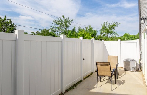 Greensboro Condominio | Newly Constructed Modern Townhome