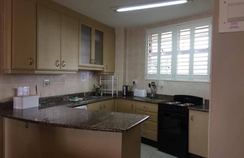 Umhlali Apartamento | Newly decorated 3 Bedroom Family Apartment with direct beach access .