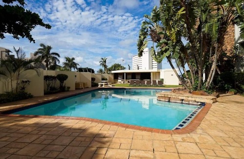 Umhlali Apartamento | Newly decorated 3 Bedroom Family Apartment with direct beach access .