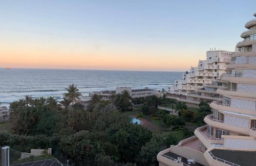 Umhlali Apartamento | Newly decorated 3 Bedroom Family Apartment with direct beach access .