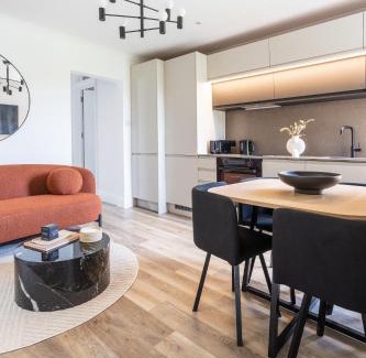 Hillingdon Apartamento | Newly Designed, 2br Apt, 5min from Northwood London Tube Station, NATO HQ, Ideal for Wembley, Warner Studio, Contractors
