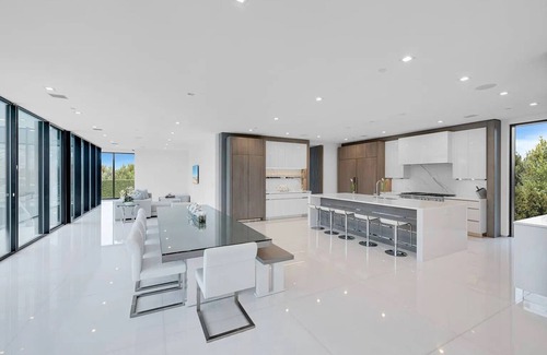 Bridgehampton Casa | Newly developed contemporary home situated on 1.5 acres.