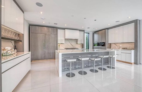 Bridgehampton Casa | Newly developed contemporary home situated on 1.5 acres.