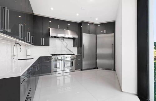 Bridgehampton Casa | Newly developed contemporary home situated on 1.5 acres.