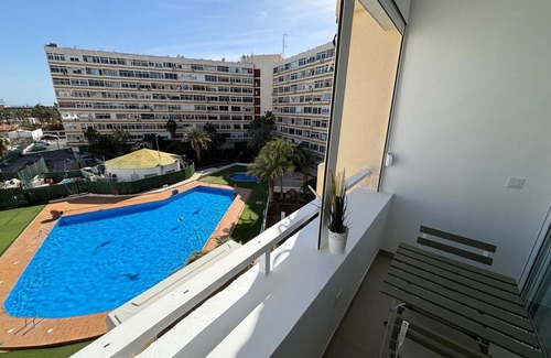 San Fernando Apartamento | Apartamento moderno y acogedor con balcón, piscina y parking gratuito