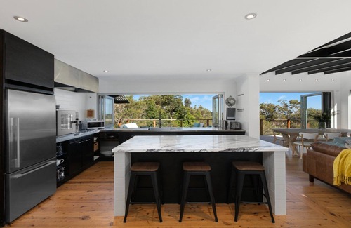 Killcare Heights Casa | Este Beaut Beach House (BBH) ofrece una relajante vida de planta abierta con cocina de diseño y vista divina.