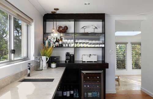 Killcare Heights Casa | Este Beaut Beach House (BBH) ofrece una relajante vida de planta abierta con cocina de diseño y vista divina.