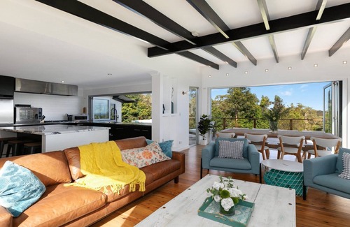 Killcare Heights Casa | Este Beaut Beach House (BBH) ofrece una relajante vida de planta abierta con cocina de diseño y vista divina.