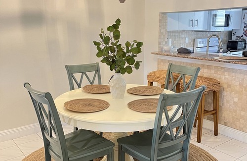 Naples Condominio | Newly furnished 2/2+Den 1,315 sq ft condo!