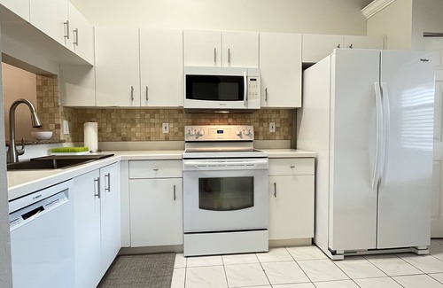 Naples Condominio | Newly furnished 2/2+Den 1,315 sq ft condo!