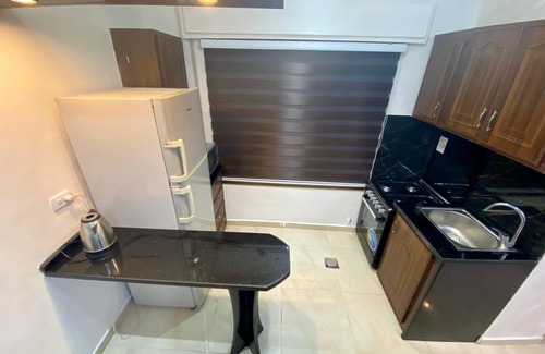 Al Jubeiha Apartamento | Newly furnished apartment with private entrance.