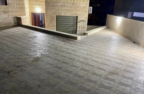 Al Jubeiha Apartamento | Newly furnished apartment with private entrance.
