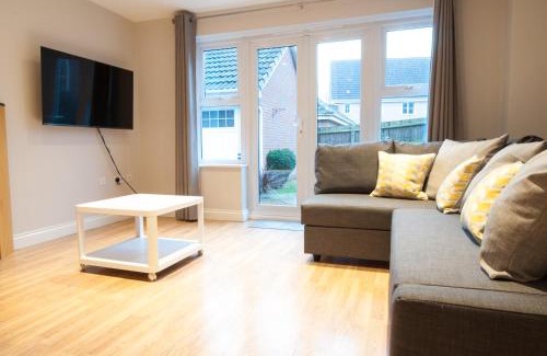 Derby Casa | Newly Furnished Aztec House (6 separate beds)