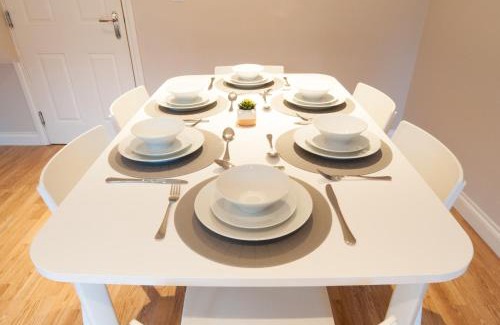 Derby Casa | Newly Furnished Aztec House (6 separate beds)