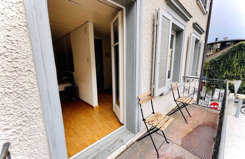 St. Gallen Apartamento | Newly Furnished Beautiful old Building Apartment in the Center With Apple TV O1