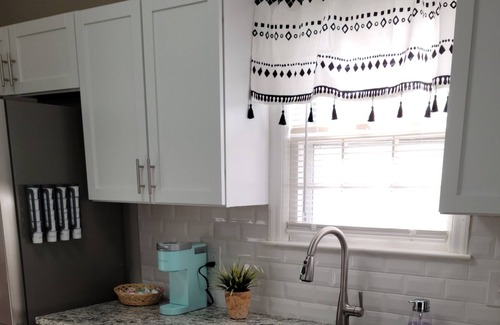 South Kansas City Casa | Newly furnished bungalow near Brookside