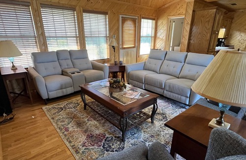 Canton Casa | Newly furnished custom home! Great for families and ladies groups.