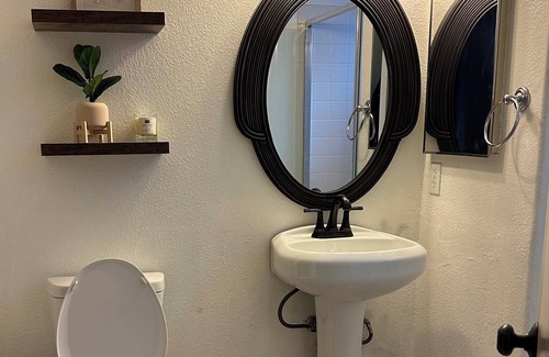 Nut Tree Cama Y Desayuno | Newly Furnished, Private One Bedroom, One Bath with Laundry Room in Vacaville