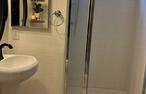 Nut Tree Cama Y Desayuno | Newly Furnished, Private One Bedroom, One Bath with Laundry Room in Vacaville