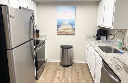 Indian Bayou Condominio | Newly furnished remodeled 1st fl condo w/pool in heart of Destin close to beach!