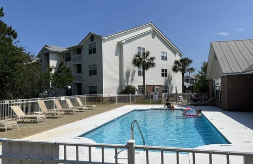 Indian Bayou Condominio | Newly furnished remodeled 1st fl condo w/pool in heart of Destin close to beach!
