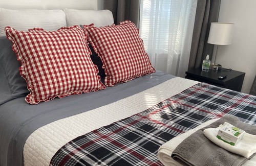 West Roxbury Apartamento | Newly Furnished Studio Apartment walk to Train&Buses in Boston