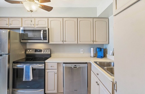 New Port Richey Condominio | Newly furnished 2-beds condo w/ golf course view!
