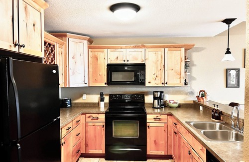 Two Harbors Condominio | Newly Listed Lake Superior Condo~Resort Setting
