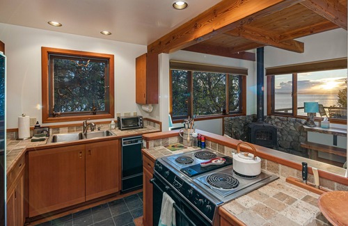 Friday Harbor Cabina | Newly Listed! Westside Waterview Cabin! (TLO)