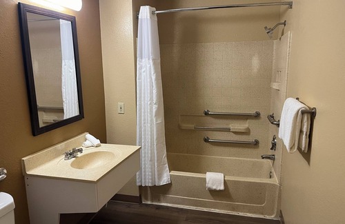 Greensboro Apartamento | Newly Opened Extended Stay Hotel- Spacious Rooms with Full Kitchens!