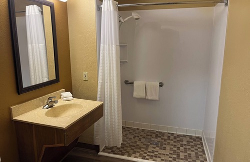 Greensboro Apartamento | Newly Opened Extended Stay Hotel- Spacious Rooms with Full Kitchens!