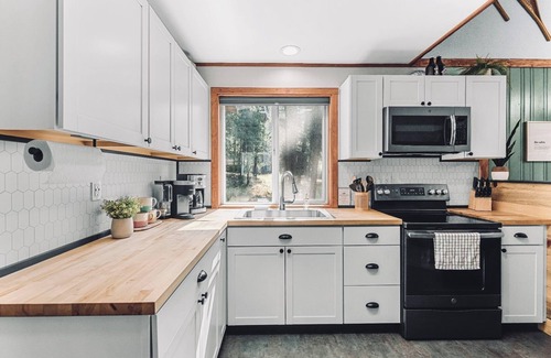 Leavenworth Cabina | Newly owned Cabin w/ private hot tub, A/C & covered deck - Dog Friendly!