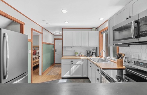 Leavenworth Cabina | Newly owned Cabin w/ private hot tub, A/C & covered deck - Dog Friendly!