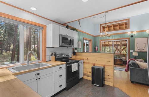 Leavenworth Cabina | Newly owned Cabin w/ private hot tub, A/C & covered deck - Dog Friendly!
