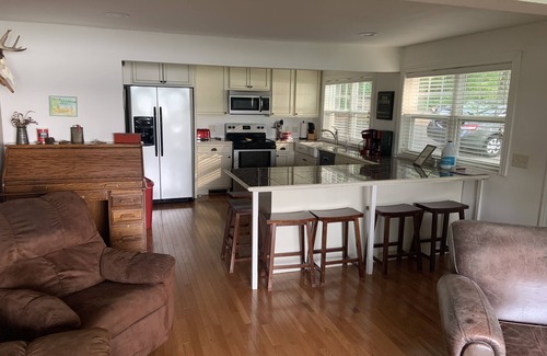 Markesan Casa | Recién reconstruido 3 dormitorios Cottage de Little Green Lake - con aire acondicionado