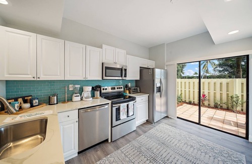 Bella Vista Condominio | Newly Redone and furnished 2/2 condo that is walking distance to the beach