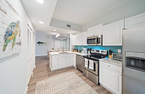 Bella Vista Condominio | Newly Redone and furnished 2/2 condo that is walking distance to the beach