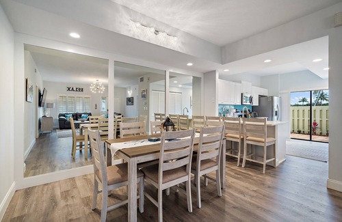 Bella Vista Condominio | Newly Redone and furnished 2/2 condo that is walking distance to the beach