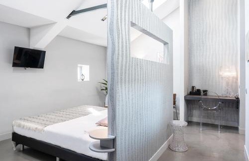 Oss Casa | Newly Refreshed Weaving Mill Stay Free Parking