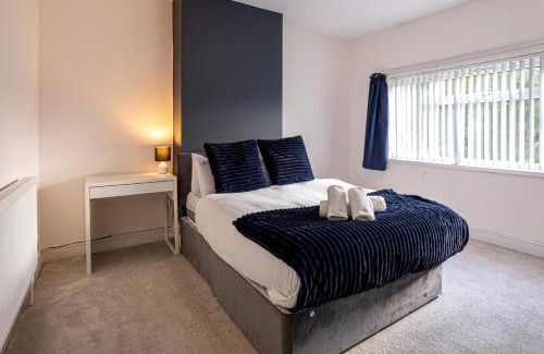 Bilston Casa | Newly Refurbed 5 Bed House for Contractors, Families & Relocation- Cosely Wolverhampton
