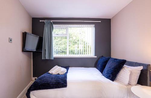 Bilston Casa | Newly Refurbed 5 Bed House for Contractors, Families & Relocation- Cosely Wolverhampton