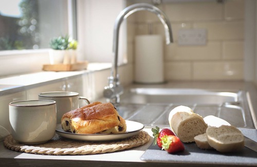 Worksop Casa | Newly Refurbished 2-Bed with Patio, Netflix & Wi-Fi