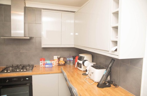 Gravesend Casa | Newly refurbished three bedroom house with two parking spaces .