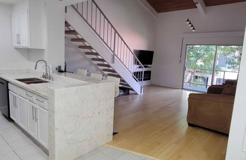 Encino Condominio | Newly Remodeled 2 Bedroom Condo with Loft