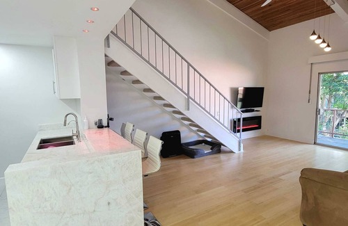 Encino Condominio | Newly Remodeled 2 Bedroom Condo with Loft
