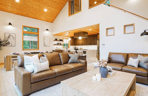 Glacier Casa | Newly Remodeled 2BR Nestled in The Foothills Mt.Baker
