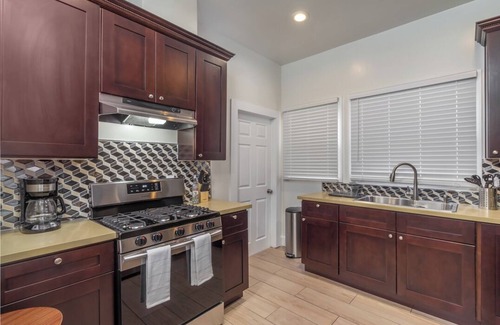 Pico-Union Apartamento | NEWLY REMODELED! 2BR 1BA near LA Convention Center