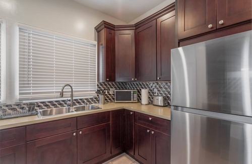 Pico-Union Apartamento | NEWLY REMODELED! 2BR 1BA near LA Convention Center