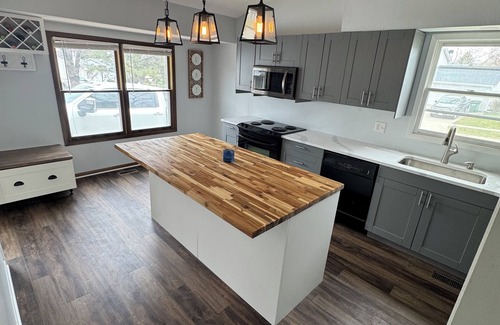 Urbandale Casa | Newly remodeled 3-bedroom ranch with pool table, patio, and grill in Urbandale.