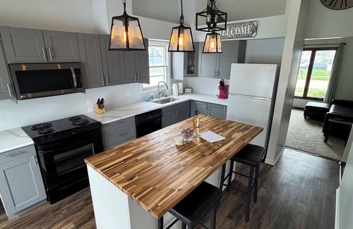 Urbandale Casa | Newly remodeled 3-bedroom ranch with pool table, patio, and grill in Urbandale.